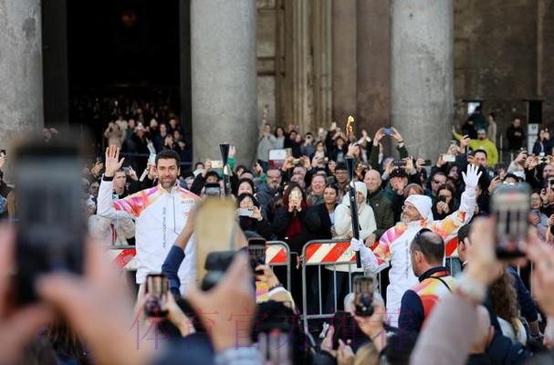 米兰-科尔蒂纳冬奥会火炬完成意大利境内第30站传递 米兰-科尔蒂纳冬奥会火炬完成意大利境内第30站传递